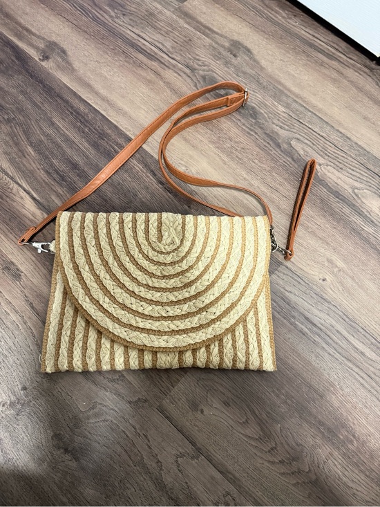 Unbranded Handbags - 🏝️ NWOT unbranded Woven Straw Clutch